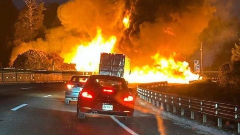 Una pipa cargada con diésel volcó e incendió la autopista México-Puebla a la altura de Ixtapaluca; no se reportaron heridos y la vialidad permanece cerrada.