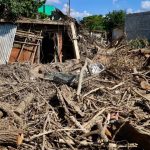 A un mes del desbordamiento del río Cazones, la reconstrucción en Poza Rica avanza con lentitud, mientras persisten los daños y riesgos sanitarios.