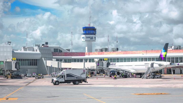 Una falla en el software de los aviones Airbus A320 generó retrasos y la cancelación de vuelos en Cancún.