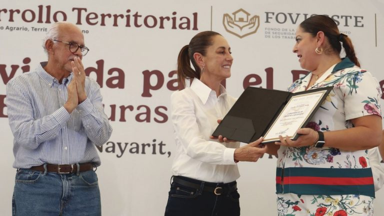 La presidenta Claudia Sheinbaum aseguró en Nayarit que sus opositores pensaron que sería derrotada por ser mujer, pero destacó la fortaleza y cercanía de las mujeres con la ciudadanía.