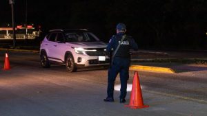 Autoridades reforzaron la vigilancia en los principales accesos a Cancún con operativos preventivos por el inicio de la temporada decembrina.