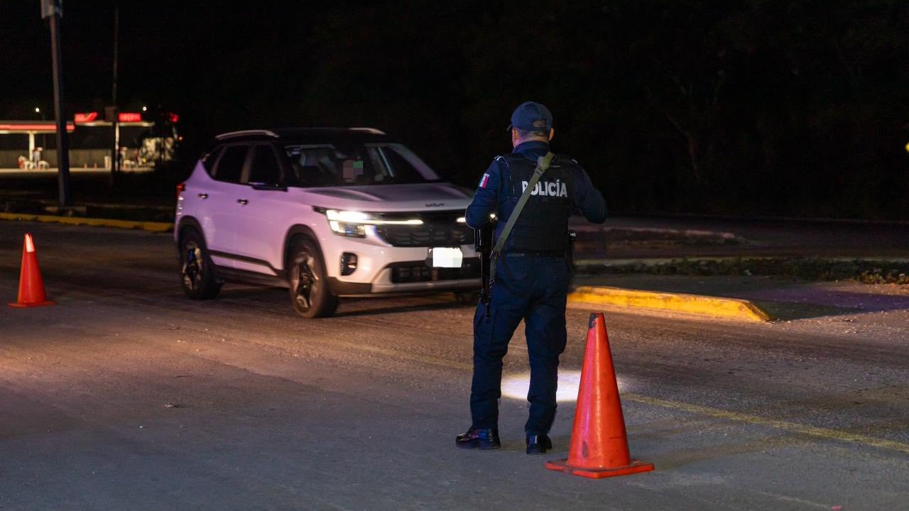 Autoridades reforzaron la vigilancia en los principales accesos a Cancún con operativos preventivos por el inicio de la temporada decembrina.