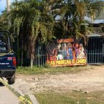 Un ataque armado dentro de un bar de la Supermanzana 230 de Cancún provocó una intensa movilización policiaca; al menos una persona habría resultado lesionada y los agresores lograron huir.