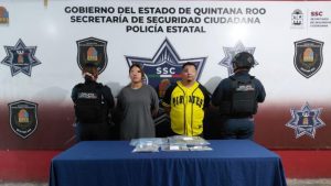 Agentes del Grupo Centurión detuvieron a dos personas en Paraíso Maya tras sorprenderlas con 21 bolsitas con presunta marihuana.