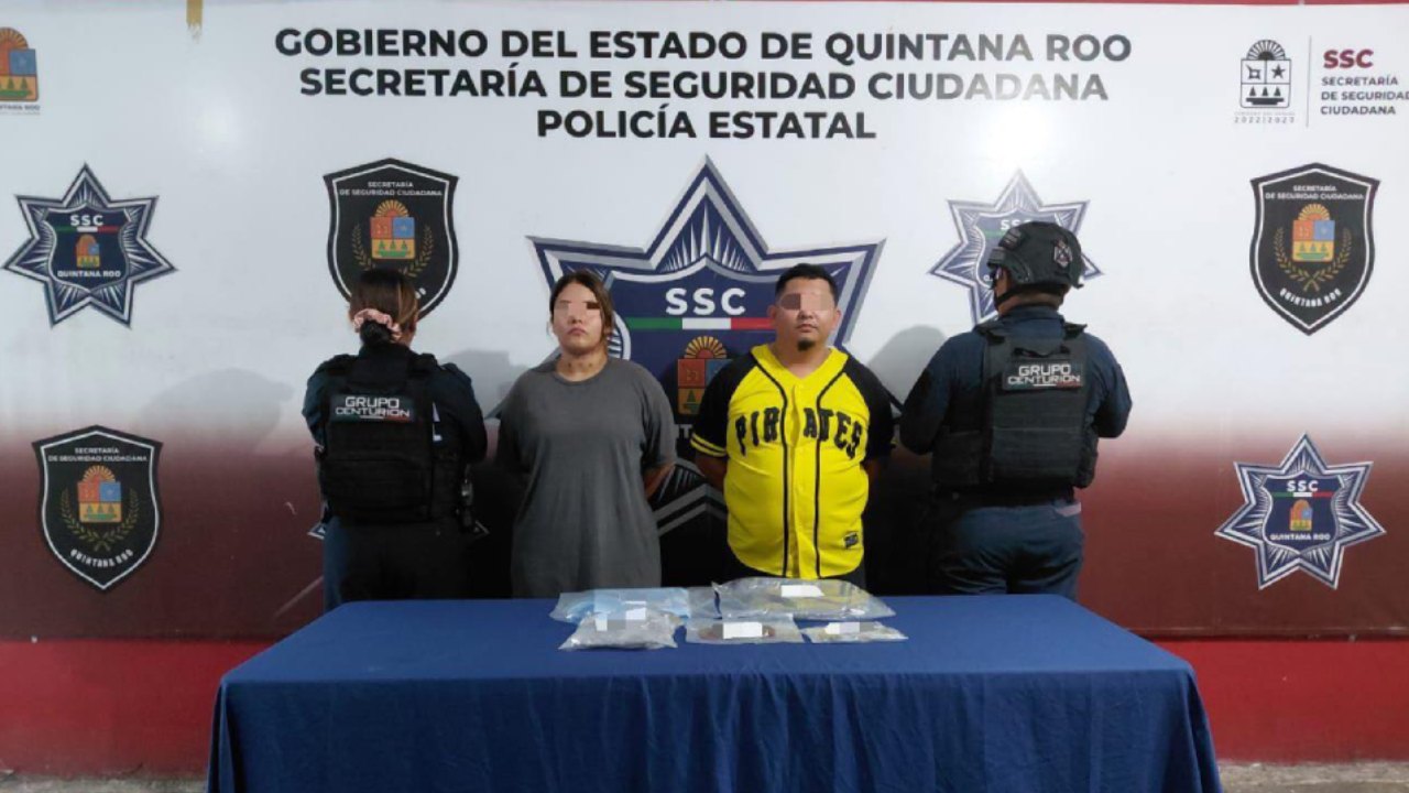 Agentes del Grupo Centurión detuvieron a dos personas en Paraíso Maya tras sorprenderlas con 21 bolsitas con presunta marihuana.