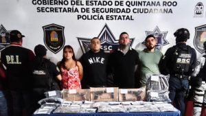 Cuatro personas fueron detenidas con armas, droga y efectivo en un operativo conjunto en Cancún.