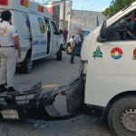 Una camioneta chocó contra una combi de transporte público y dejó ocho lesionados; el conductor responsable huyó del lugar.