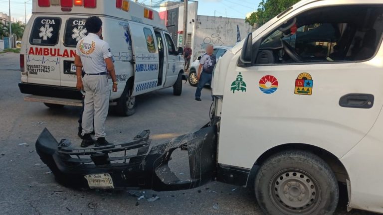 Una camioneta chocó contra una combi de transporte público y dejó ocho lesionados; el conductor responsable huyó del lugar.