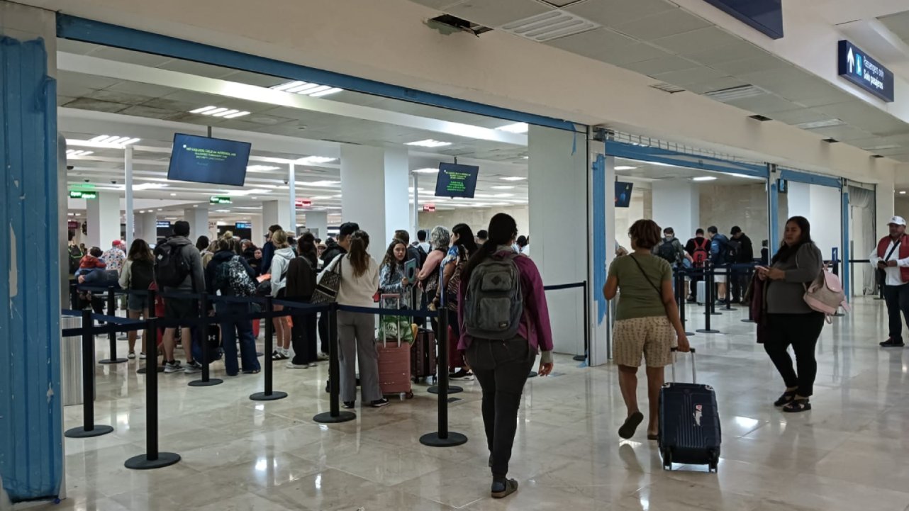 El mal clima en el norte del país provoca retrasos en algunas llegadas y salidas del Aeropuerto Internacional de Cancún.