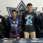 Dos hombres de nacionalidad colombiana fueron detenidos en Cancún tras ser sorprendidos intercambiando presunta droga en la supermanzana 201.
