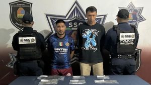 Dos hombres de nacionalidad colombiana fueron detenidos en Cancún tras ser sorprendidos intercambiando presunta droga en la supermanzana 201.