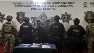 El sujeto fue detenido tras un reporte ciudadano y se le aseguraron diversas dosis de presuntas drogas y una motocicleta.