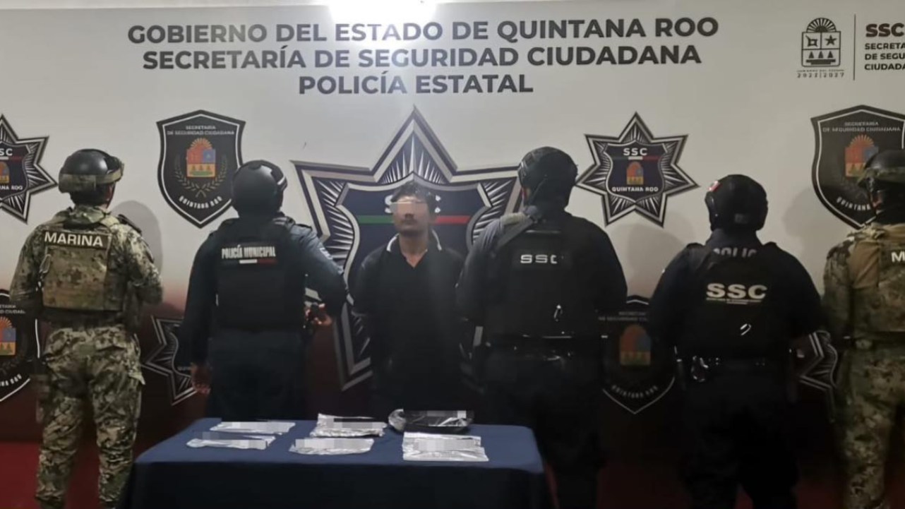 El sujeto fue detenido tras un reporte ciudadano y se le aseguraron diversas dosis de presuntas drogas y una motocicleta.