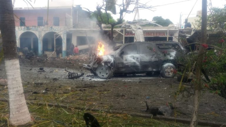 La FGR abrió una investigación por terrorismo tras la explosión de un vehículo con explosivos frente a una base de la policía comunitaria en Coahuayana, Michoacán.