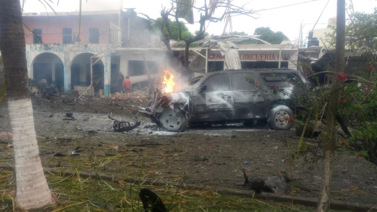 La FGR abrió una investigación por terrorismo tras la explosión de un vehículo con explosivos frente a una base de la policía comunitaria en Coahuayana, Michoacán.