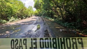 Un reporte anónimo llevó a autoridades a localizar un cuerpo envuelto en sábanas y bolsas negras en la carretera Bonampak–Punta Sam.