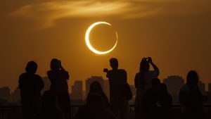 Especialistas recomiendan prepararse con equipo certificado y buscar zonas con baja contaminación lumínica para apreciar mejor el eclipse.