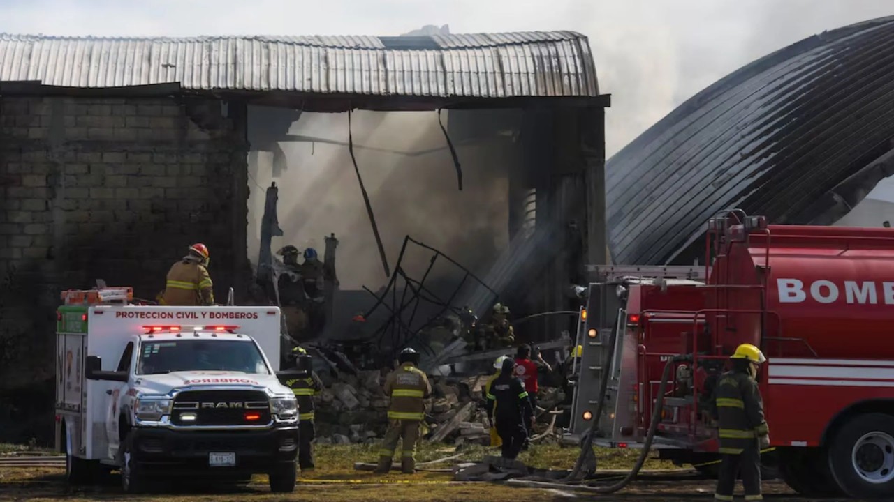 Autoridades federales y estatales localizaron la caja negra del jet privado que se desplomó cerca del Aeropuerto Internacional de Toluca; los restos ya fueron trasladados para su análisis.