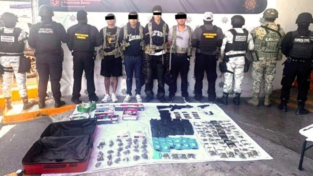 Cuatro hombres fueron detenidos en Guadalupe tras repartir juguetes con leyendas del Cártel del Noreste; se les aseguraron armas, droga y el vehículo en el que huían.