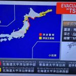 Un sismo de 7.6 sacudió el norte de Japón, dejó heridos y provocó la evacuación de más de 23 mil personas ante la alerta de tsunami.