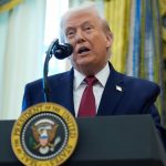 Donald Trump anunció el bloqueo de buques petroleros sancionados con destino a Venezuela y advirtió un cerco militar creciente contra el gobierno de Nicolás Maduro.