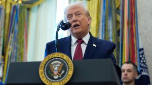 Donald Trump anunció el bloqueo de buques petroleros sancionados con destino a Venezuela y advirtió un cerco militar creciente contra el gobierno de Nicolás Maduro.