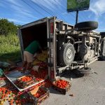 Una camioneta volcó en la carretera federal 307 tras la ponchadura de un neumático; el conductor resultó ileso.