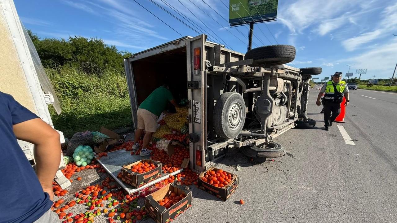 Una camioneta volcó en la carretera federal 307 tras la ponchadura de un neumático; el conductor resultó ileso.
