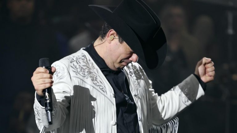 Alfredo Olivas confirmó que hará una pausa en su carrera tras presentarse en el Palenque de Arandas, Jalisco