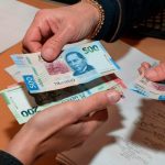 La Secretaría del Trabajo y Previsión Social recordó que el salario mínimo diario quedó en 315.04 pesos a nivel nacional y en 440.87 pesos en la franja fronteriza, montos que permiten cubrir al menos dos canastas básicas y fortalecen el poder adquisitivo.