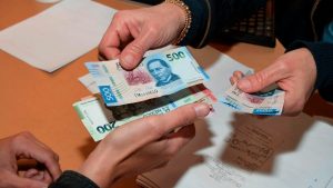La Secretaría del Trabajo y Previsión Social recordó que el salario mínimo diario quedó en 315.04 pesos a nivel nacional y en 440.87 pesos en la franja fronteriza, montos que permiten cubrir al menos dos canastas básicas y fortalecen el poder adquisitivo.
