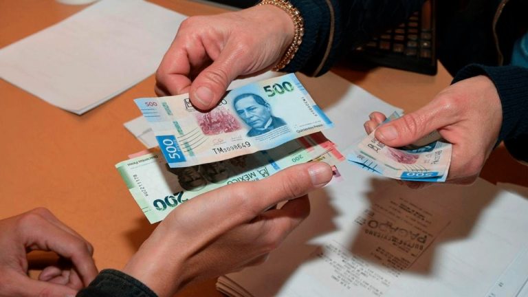 La Secretaría del Trabajo y Previsión Social recordó que el salario mínimo diario quedó en 315.04 pesos a nivel nacional y en 440.87 pesos en la franja fronteriza, montos que permiten cubrir al menos dos canastas básicas y fortalecen el poder adquisitivo.