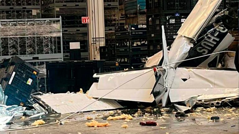 Una avioneta se desplomó tras despegar del Aeropuerto Plan de Guadalupe; dos personas resultaron lesionadas y fueron hospitalizadas.