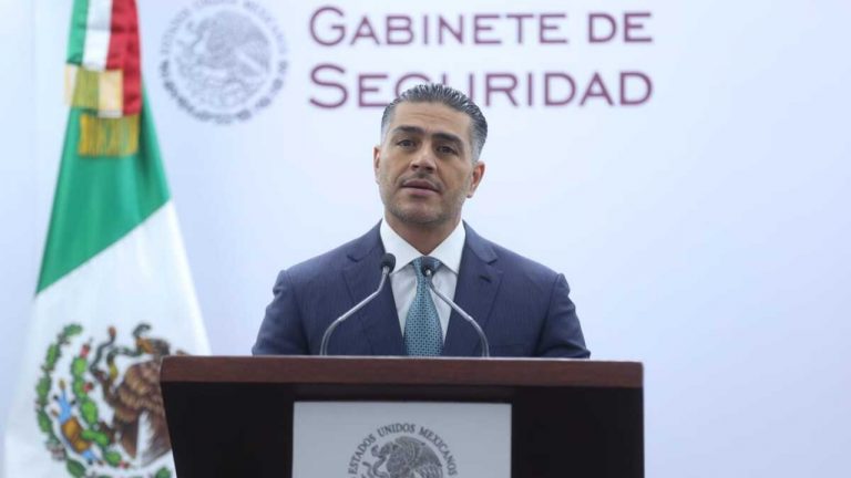 Autoridades federales detuvieron a Samuel “N” y Josué Elogio “N”, presuntamente implicados en el asesinato del alcalde Carlos Manzo, quienes conocían el plan dos semanas antes del crimen y habrían proporcionado información clave para su ejecución.