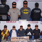 Autoridades capturaron a siete presuntos integrantes del Cártel de Sinaloa con drogas, rifle y autos robados en dos acciones en Cancún.
