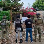 La Fiscalía de Quintana Roo, junto con el Grupo Interinstitucional, realizó cinco cateos en Playa del Carmen, Cozumel, Tulum y Benito Juárez, asegurando drogas y deteniendo a siete personas.