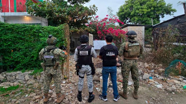 La Fiscalía de Quintana Roo, junto con el Grupo Interinstitucional, realizó cinco cateos en Playa del Carmen, Cozumel, Tulum y Benito Juárez, asegurando drogas y deteniendo a siete personas.