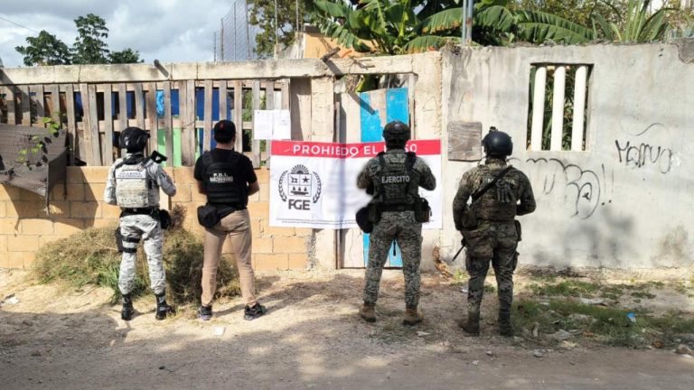 La Fiscalía de Quintana Roo aseguró drogas y detuvo a tres personas tras cinco cateos en Benito Juárez, Othón P. Blanco y Tulum.