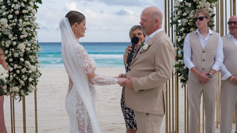 Rick Harrison, el conductor del reality “El Precio de la Historia”, celebró su quinta boda en Cancún rodeado de su familia.