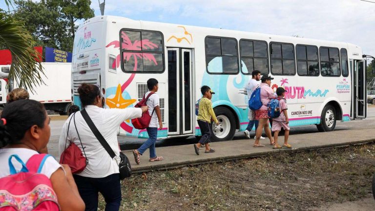 La Ruta Mar registró más de dos mil usuarios en su primer mes, ofreciendo transporte gratuito a playas públicas de Cancún los fines de semana.