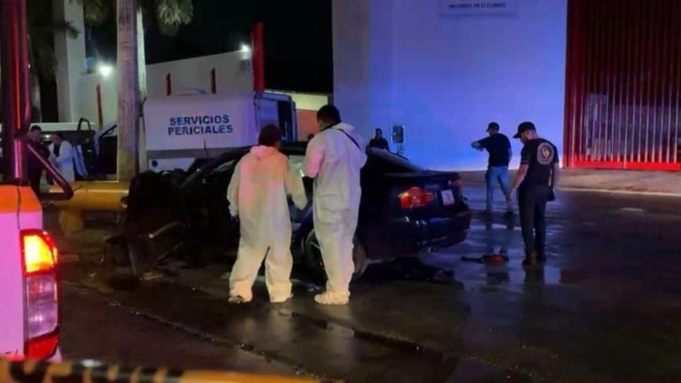 Un BMW se impactó contra un muro de contención durante la madrugada; dos jóvenes murieron y dos más resultaron gravemente heridos.