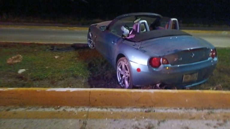 La falla mecánica de un vehículo provocó un accidente sobre el bulevar Colosio; el conductor resultó ileso y solo hubo daños materiales.