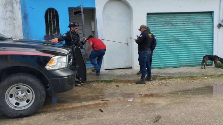 Vecinos alertaron a autoridades tras percibir un fuerte olor; el hombre fue hallado en avanzado estado de descomposición dentro de una cuartería.