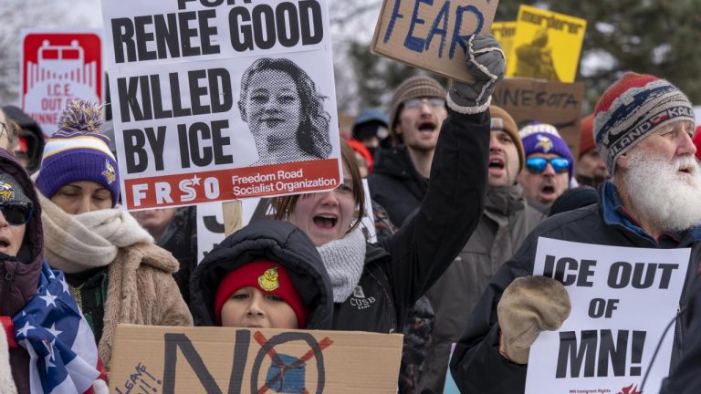 Miles de personas protestaron en Mineápolis tras la muerte de una mujer abatida por un agente del ICE durante un operativo federal.