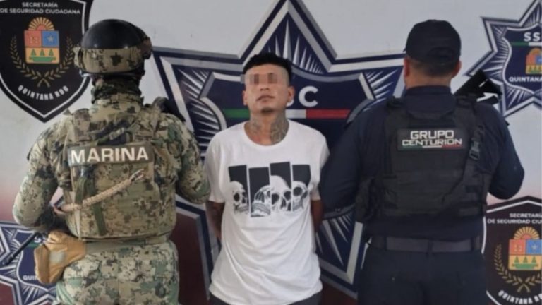 El motociclista intentó huir tras una maniobra imprudente y terminó detenido luego de agredir a policías en la avenida Leona Vicario.