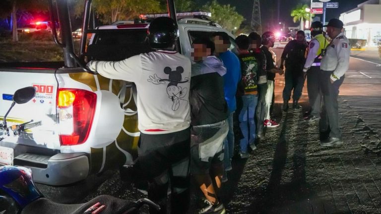 El operativo “Vidas en Movimiento”, realizado la noche del viernes en una plaza comercial de Cancún, dejó como saldo cuatro personas detenidas y el aseguramiento de 16 motocicletas, dos de ellas con reporte de robo, tras denuncias por arrancones y maniobras peligrosas.