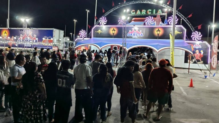 El debut del Circo Hermanos García en Cancún registró sobrecupo, retrasos y quejas de asistentes.