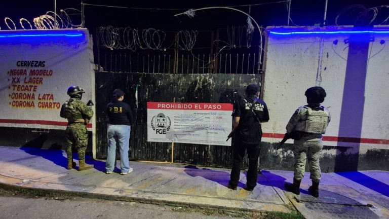 Durante un cateo en un bar de Playa del Carmen, la FGE localizó a 20 mujeres presuntas víctimas de trata de personas en la modalidad de prostitución ajena.