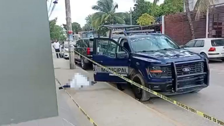 Un hombre de aproximadamente 50 años perdió la vida tras sufrir un presunto infarto mientras caminaba por calles de la supermanzana 201.