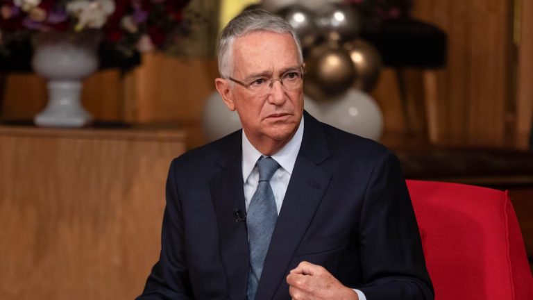 Ricardo Salinas Pliego no pagó 51 mil mdp al SAT; ahora podrían embargarse sus bienes y activos.